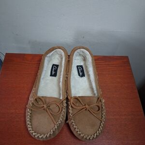 Clarks Women's Brown Suede Classic Moccasin Slippers With Faux Sheerling Lining